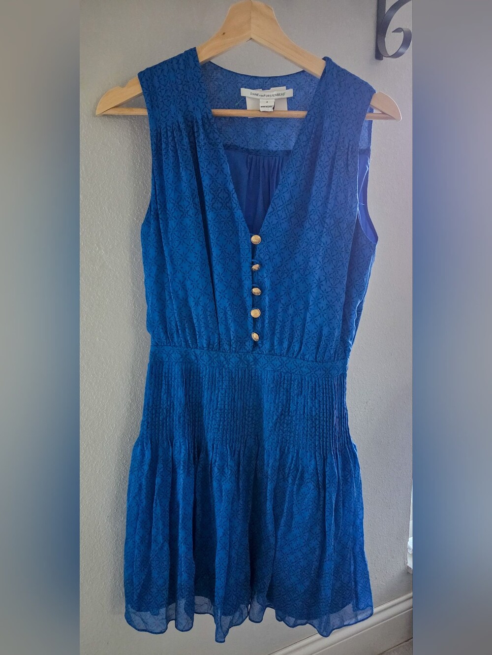 Diane von Furstenberg DVF Royal Blue Silk Pleated Dress Gold Button Size 4